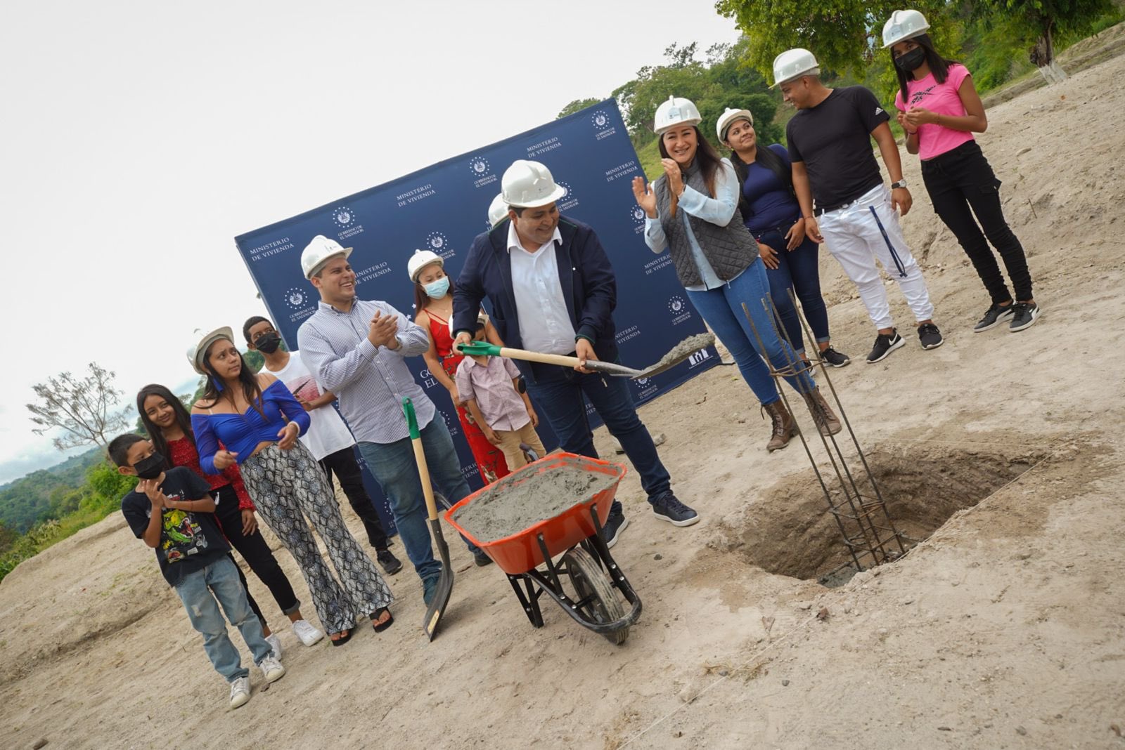 Colocan primera piedra del proyecto habitacional que dignificará a familias de comunidad en Ilopango colocan-primera-piedra-del-proyecto-habitacional-que-dignificara-a-familias-de-comunidad-en-ilopango